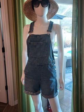 GAP Denim Short Overalls w Frayed Hem in  a Distressed  Blue. Sz Small